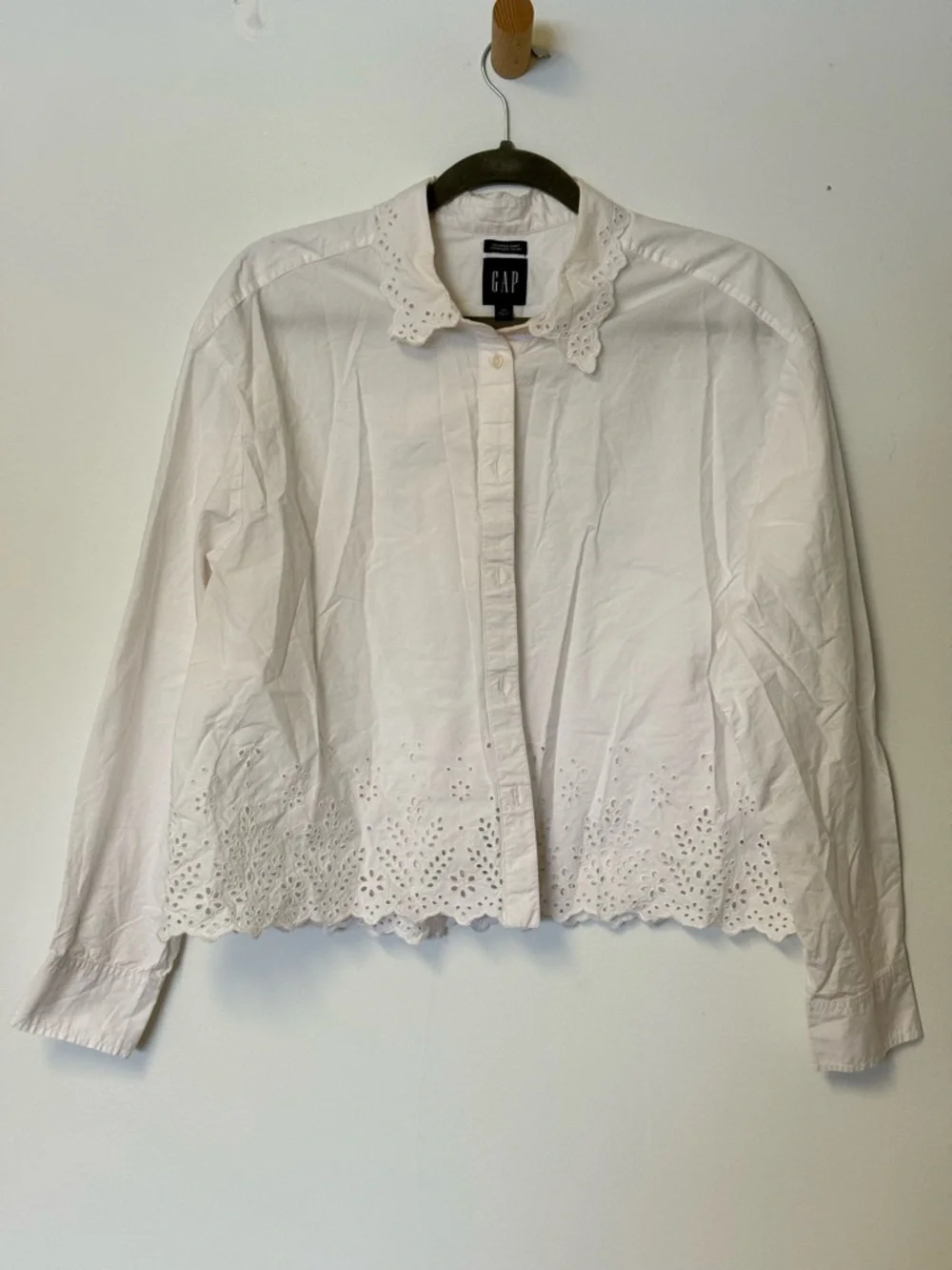 GAP Women’s White Eyelet Cropped Shirt - Picture 2 of 6
